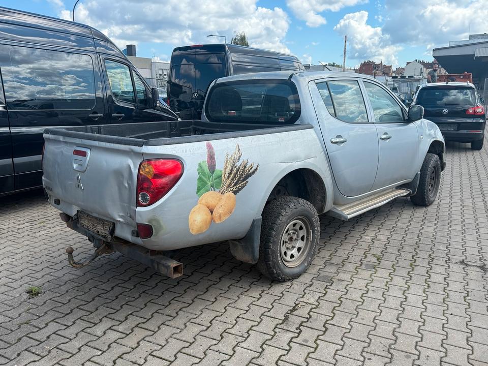 Mitsubishi l200 2.5 4x4 klima пробіг: 270000 рік: September 2010 Diesel потужність:136 PS коробка: Manuell ціна: 3300 - Фото 3