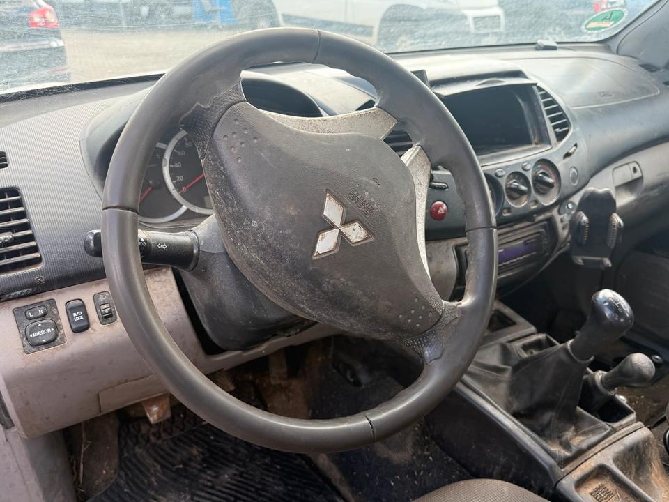 Mitsubishi l200 2.5 4x4 klima пробіг: 270000 рік: September 2010 Diesel потужність:136 PS коробка: Manuell ціна: 3300 - Фото 4