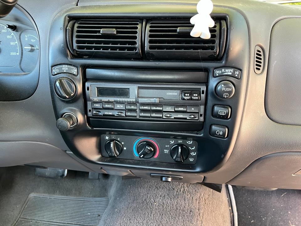 Ford Explorer U2 1999 4x4 пробіг: 175000 рік: Juni 1999 Benzin коробка: Automatik SUV/Geländewagen ціна: 2500 - Фото 10