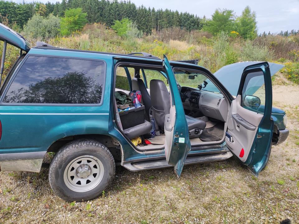 Ford Exolorer  XLT 4x4 Allrad пробіг: 235000 рік: Juli 1998 Benzin потужність:207 PS коробка: Automatik ціна: 3200 - Фото 2