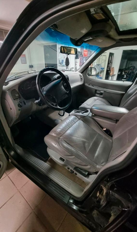 Замовити Купити вживане авто з Європи Ford Explorer U2 4.0 V6 4x4  рік: Januar 1998 пробіг: 198000 Benzin потужність:204 PS ціна: 2250 - Фото 5