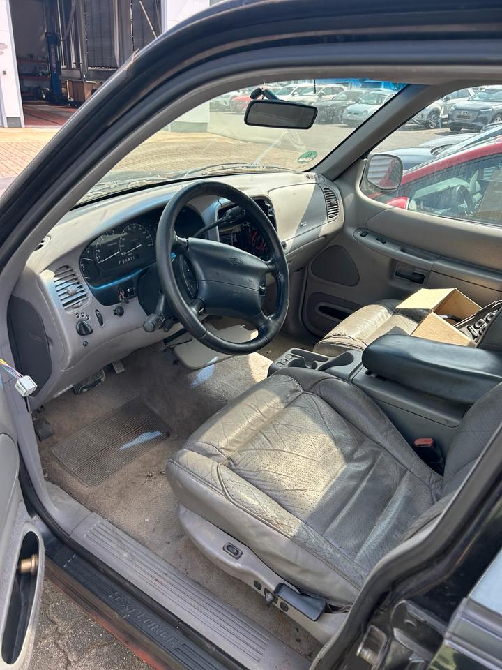 Замовити Купити вживане авто з Європи Ford Explorer U2 4.0 V6 4x4  рік: Januar 1998 пробіг: 198000 Benzin потужність:204 PS ціна: 2250 - Фото 9