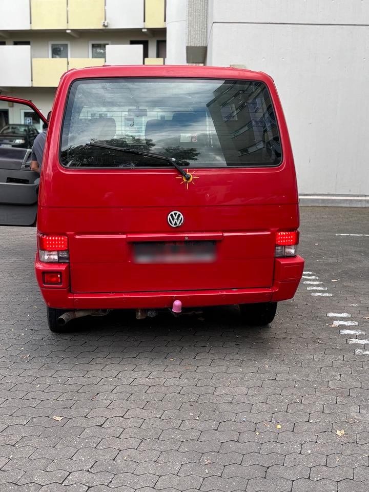 Volkswagen t4 Multivan пробіг: 329198 рік: September 1996 Diesel потужність:80 PS коробка: Manuell ціна: 3200 - Фото 1