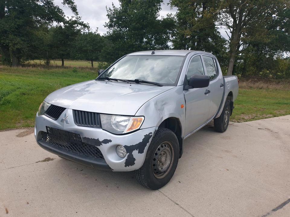 Mitsubishi L200 4x4 пробіг: 308000 рік: Mai 2007 Diesel потужність:130 PS коробка: Manuell ціна: 4250 - Фото 0
