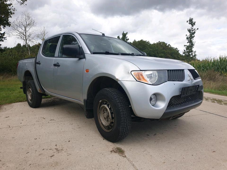 Mitsubishi L200 4x4 пробіг: 308000 рік: Mai 2007 Diesel потужність:130 PS коробка: Manuell ціна: 4250 - Фото 1
