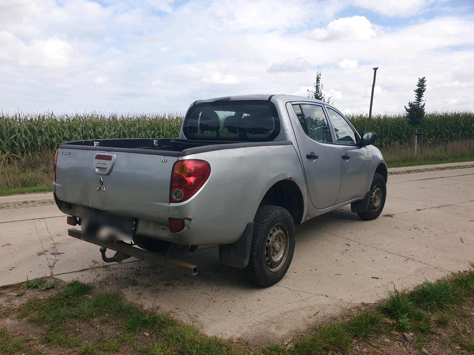 Mitsubishi L200 4x4 пробіг: 308000 рік: Mai 2007 Diesel потужність:130 PS коробка: Manuell ціна: 4250 - Фото 12