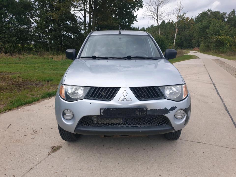 Mitsubishi L200 4x4 пробіг: 308000 рік: Mai 2007 Diesel потужність:130 PS коробка: Manuell ціна: 4250 - Фото 2