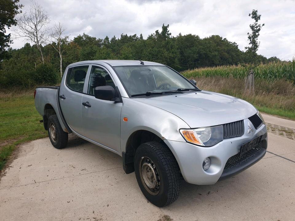 Mitsubishi L200 4x4 пробіг: 308000 рік: Mai 2007 Diesel потужність:130 PS коробка: Manuell ціна: 4250 - Фото 4