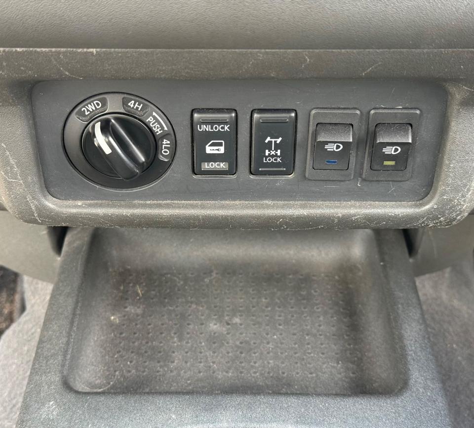 Nissan Navara Pick-Up KingCab 2.5 dCi 4x4 пробіг: 202000 рік: Februar 2006 Diesel потужність:174 PS коробка: Manuell ціна: 3250 - Фото 11