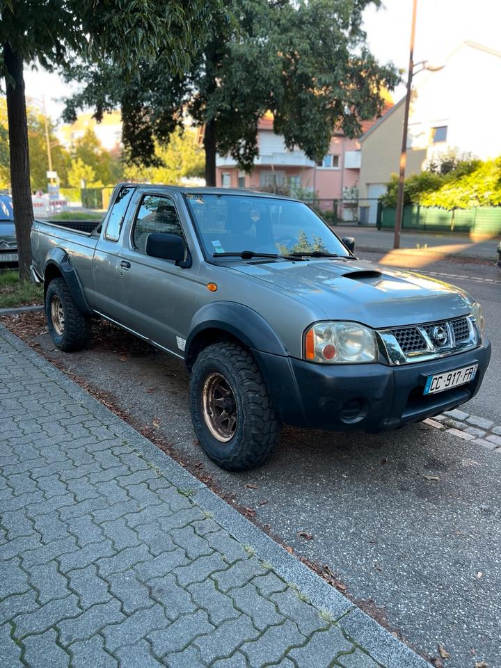 Nissan D22 KingCab Pickup Allrad 4x4 пробіг: 290000 рік: Oktober 2004 Diesel потужність:133 PS коробка: Manuell ціна: 3300 Silber - Фото 1