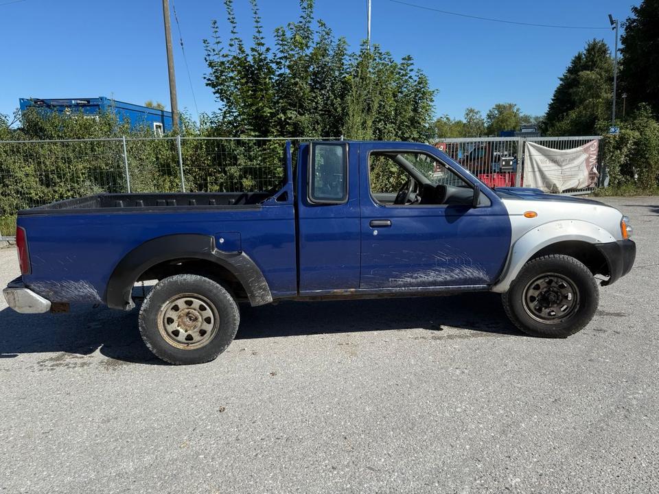 Nissan Navara 2.5 DI 4x4 пробіг: 230000 рік: Oktober 2003 Diesel потужність:133 PS коробка: Manuell ціна: 2999 - Фото 3