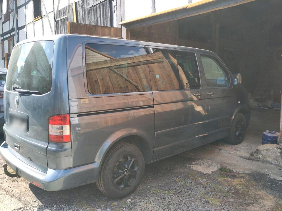 VW T5 2.5 TDI Multivan 4Motion пробіг: 378000 рік: Februar 2006 Diesel потужність:174 PS коробка: Manuell ціна: 3000 - Фото 2