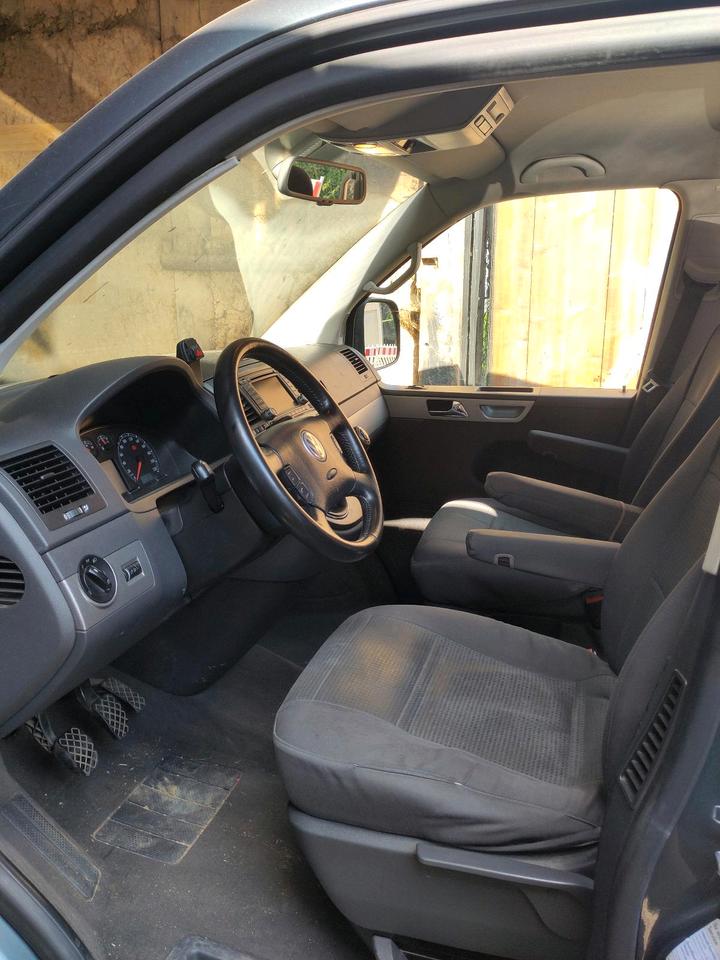 VW T5 2.5 TDI Multivan 4Motion пробіг: 378000 рік: Februar 2006 Diesel потужність:174 PS коробка: Manuell ціна: 3000 - Фото 5
