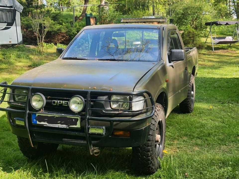 Opel Campo Sportscap 4x4 пробіг: 276000 рік: Oktober 2000 Diesel потужність:109 PS ціна: 3699