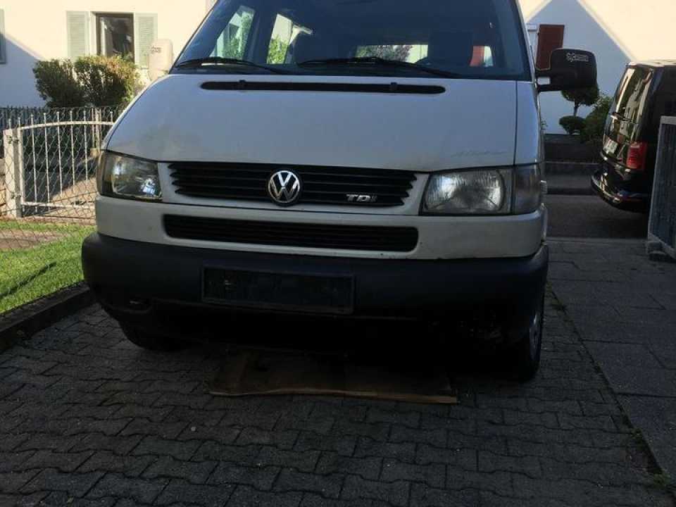 Volkswagen T4 Multivan пробіг: 501407 рік: März 1998 Diesel потужність:102 PS коробка: Manuell ціна: 2400