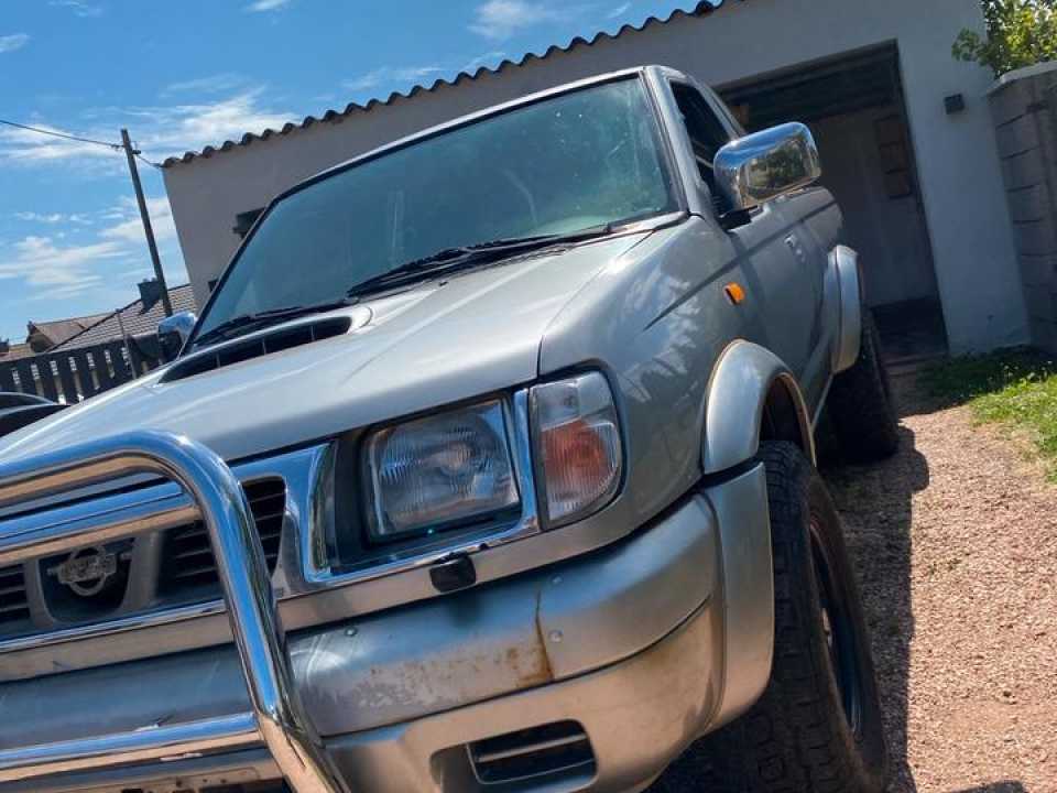 Nissan pick up Navara 4x4 пробіг: 300000 рік: Januar 2002 Diesel потужність:103 PS  ціна: 5000